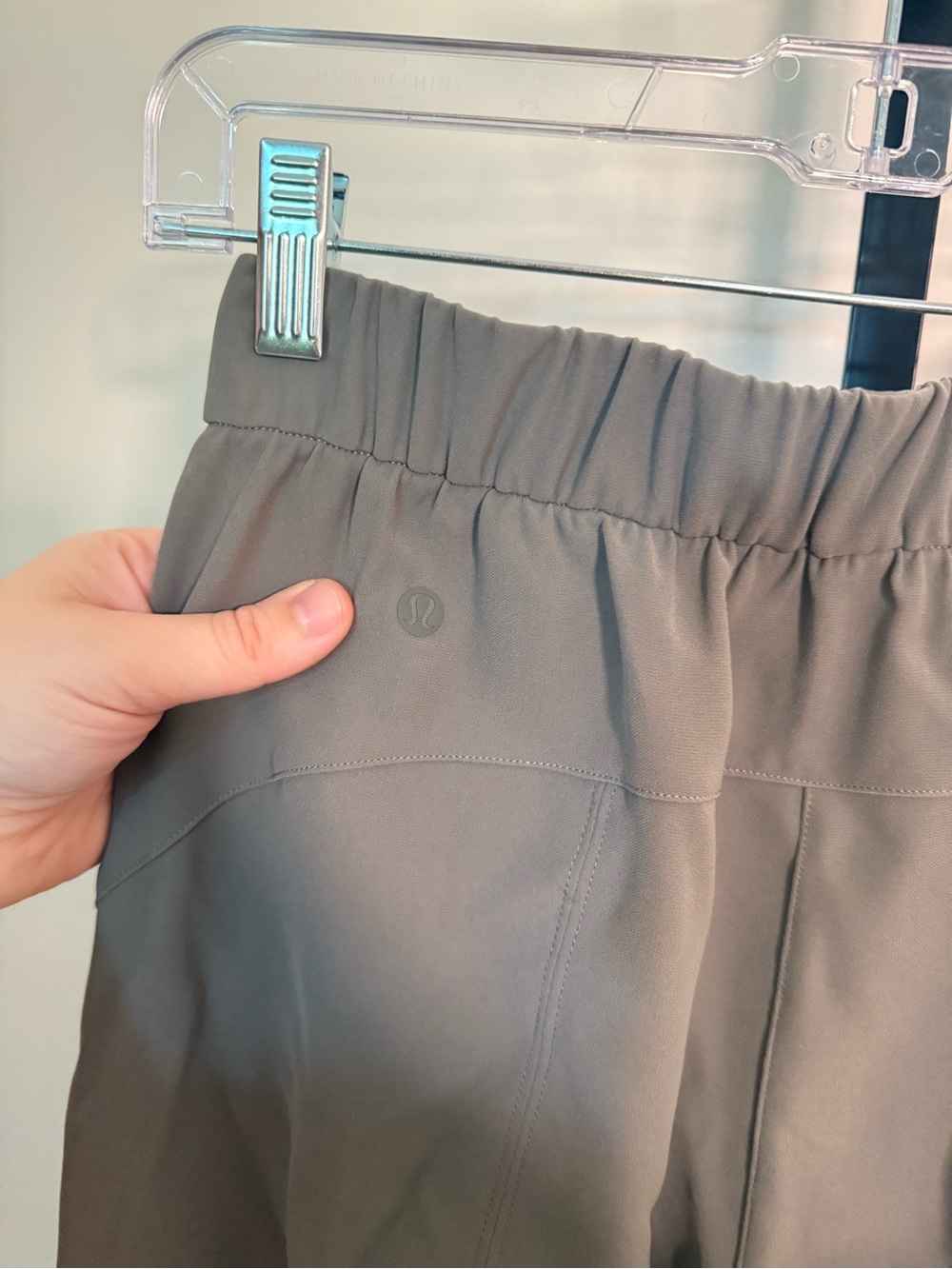 Lululemon Dynamic Days Travel Pant Grey Sage Size 26 Comfy Quick Dry Sleek Casua - Picture 8 of 9